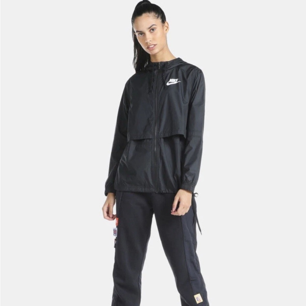 Nike Women's Black Essential Woven Repel Jacket Large